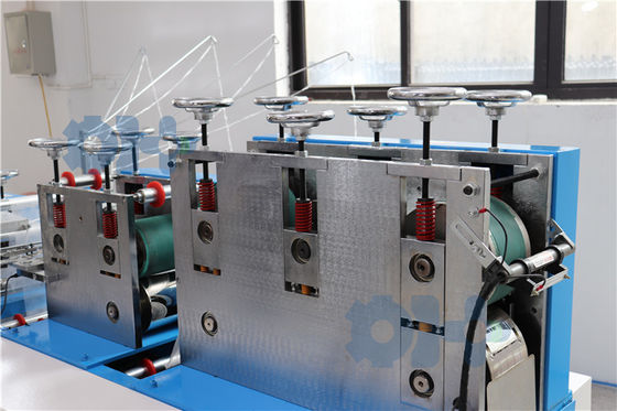 Máquina de fabricación de cubiertas desechables para volantes de automóviles